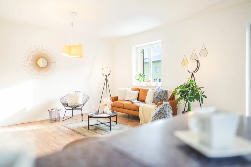 Gestagtes Wohnzimmer mit Sofa und Beistelltisch