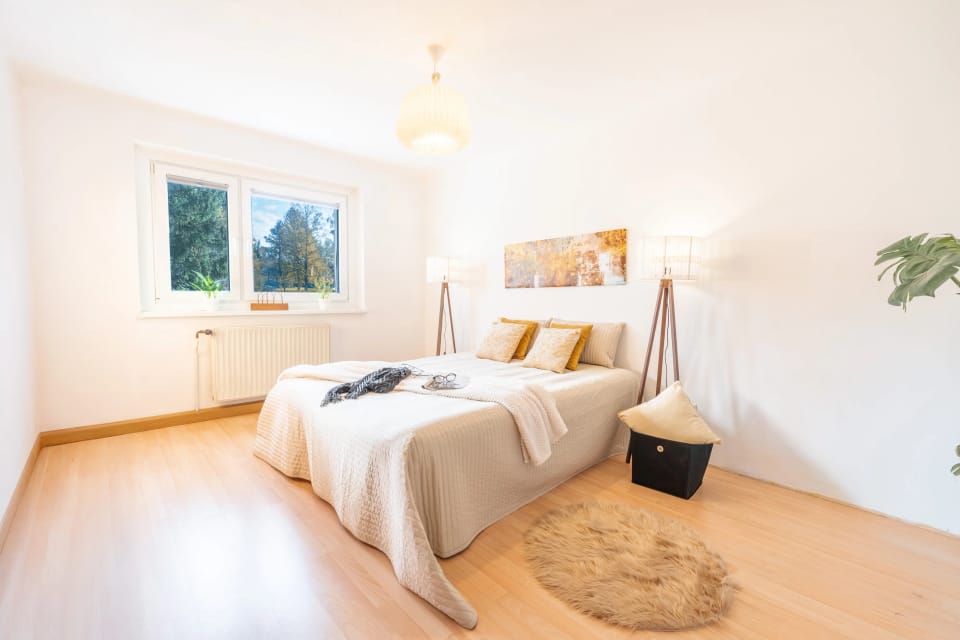 Gestagtes Schlafzimmer mit Bett und Stehlampen