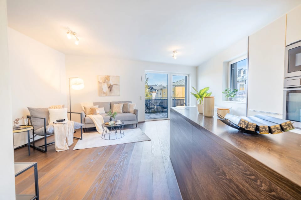 Gestagtes Wohnzimmer mit Blick zur Terrasse