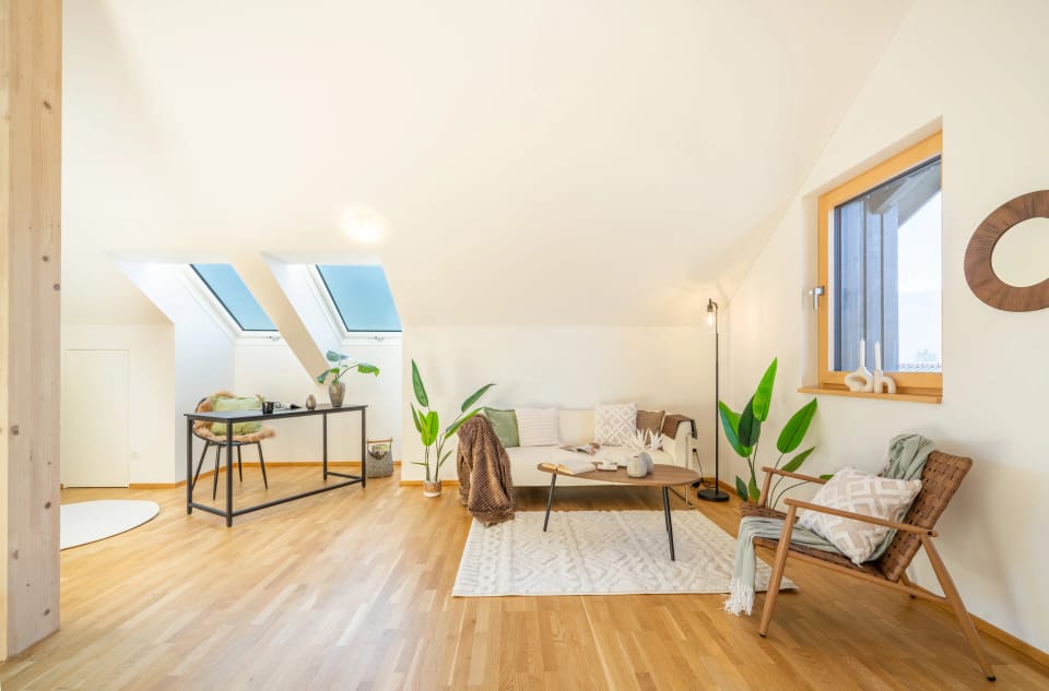 Gestagter Wohnraum mit Sitzgruppe