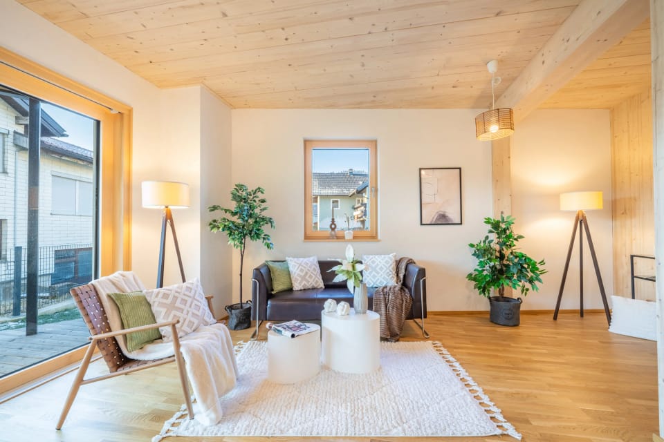 Gestagter Wohnraum mit Fensterfront